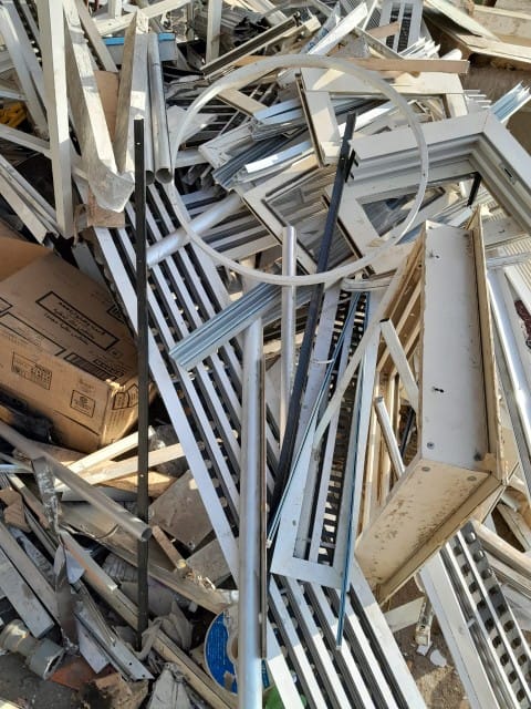 نشتري جميع سكراب النحاس والالمنيوم والحديد والصلب والكابلات والنحاس والمكيفات وتفكيك المعدات المكتبية في جدة سكراب حديد في جدة